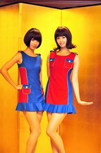 金屏風を背にポーズを決めるバニラビーンズ。