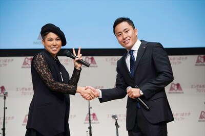 AI（写真左）と太田雄貴（右）。