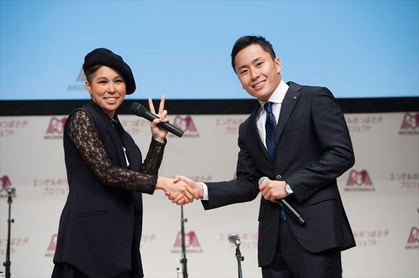 AI（写真左）と太田雄貴（右）。