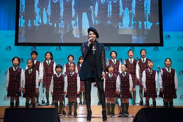 「One Love」を歌う、AIとゆりがおか児童合唱団。