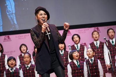 「One Love」を歌う、AIとゆりがおか児童合唱団。