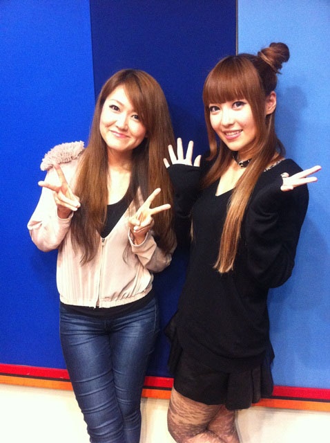 川田まみ（写真左）と黒崎真音（右）