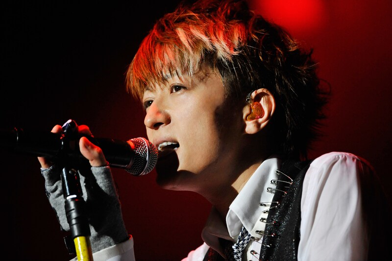 写真は10月2日公演でのTETSUYA。