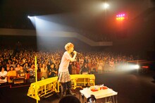 10月3日公演にて、バースデーケーキと大合唱のプレゼントに喜ぶTETSUYA。