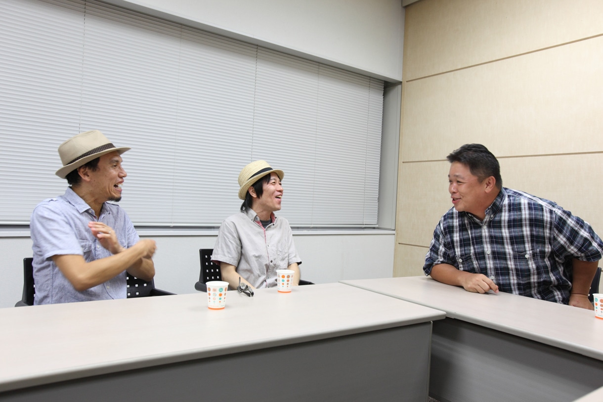対談中のフラワーカンパニーズのグレートマエカワ（左）、鈴木圭介（中央）と、伊集院光（右）。