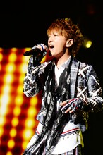写真は10月3日公演でのTETSUYA。