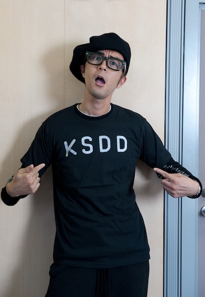 KSDD Tシャツを着こなすKSDDプロデューサー、前山田健一。