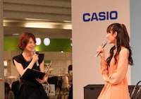 司会の浅利そのみ（写真左）と松井咲子（右）。