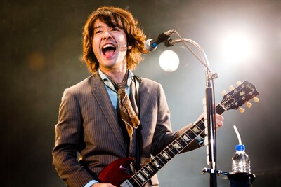 東京・日比谷野外大音楽堂で開催された「TRICERATOPS 15TH ANNIVERSARY TOUR」ツアーファイナルの模様。写真は和田唱（Vo, G）。（写真：山本倫子）