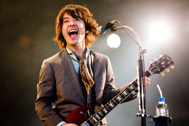 東京・日比谷野外大音楽堂で開催された「TRICERATOPS 15TH ANNIVERSARY TOUR」ツアーファイナルの模様。写真は和田唱（Vo, G）。（写真：山本倫子）