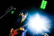 東京・日比谷野外大音楽堂で開催された「TRICERATOPS 15TH ANNIVERSARY TOUR」ツアーファイナルの模様。写真は林幸治（B）。（写真：山本倫子）