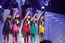 カラフルな付け毛で客席の度肝を抜いた、ももいろクローバーZ。