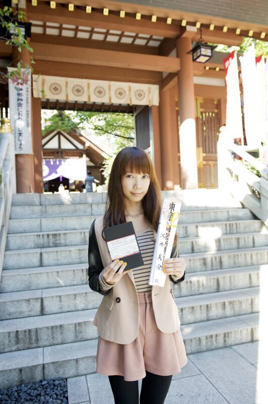 東京大神宮を訪れた沢井美空。