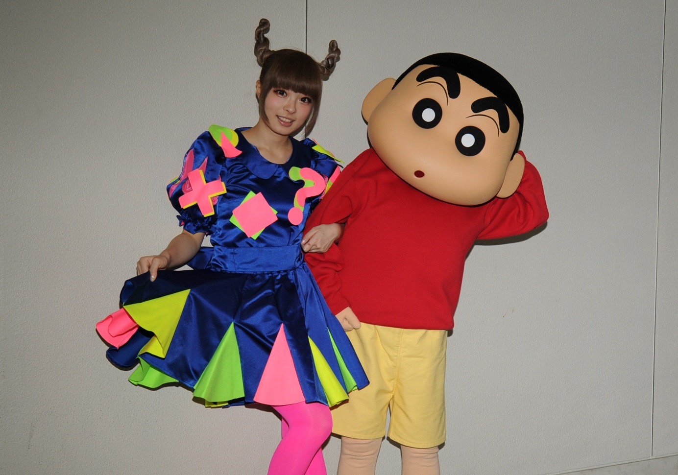 きゃりーぱみゅぱみゅ（写真非左）と野原しんのすけ（右）。