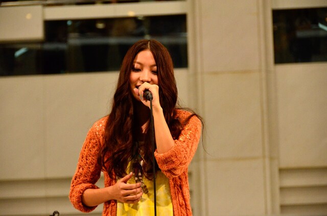 ミニライブを行うRihwa。