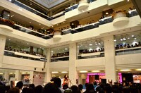 イベント中には大勢の人がステージ周辺に集まった。