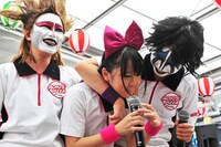 「お前もこっち側だろ」と安藤ゆず（写真中央）に詰め寄る悪魔コンビ。