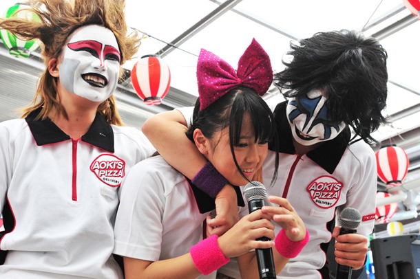 「お前もこっち側だろ」と安藤ゆず（写真中央）に詰め寄る悪魔コンビ。