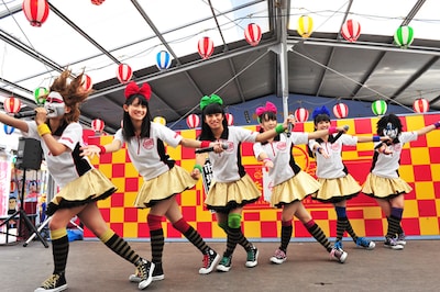 新曲「ザ・スターダストボウリング」を歌うチームしゃちほこ。