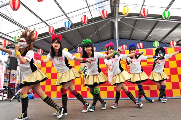 新曲「ザ・スターダストボウリング」を歌うチームしゃちほこ。