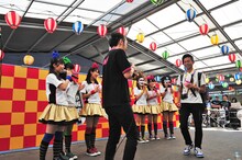 チームしゃちほこを地元で盛り上げるHMV栄店店員（写真中央）と、熱狂的しゃちほこファンであるHMV大宮店店員（右端）のバトルが勃発。最終的には和解し、熱い抱擁を交わした。