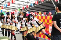 「ワンマンライブ、やれんのか！」とアントニオ猪木を思わせる口調でメンバーに呼びかけるも、軽くスルーされてしまった長谷川店長（写真右端）。