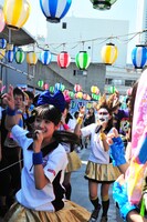 客席通路を走り回るチームしゃちほこ。