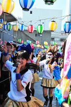 客席通路を走り回るチームしゃちほこ。