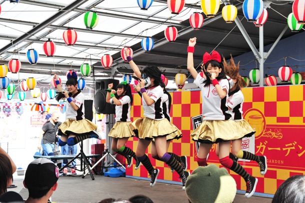 華麗なジャンプを決めるチームしゃちほこ