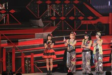 MCのみ参加した11期メンバーの小田さくら（写真左）。