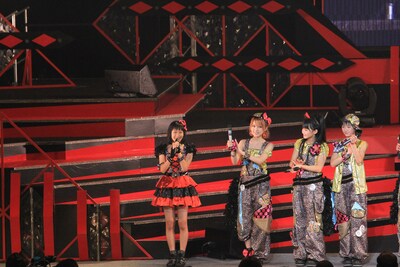 MCのみ参加した11期メンバーの小田さくら（写真左）。