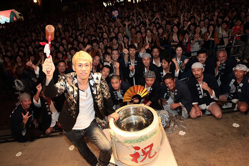 地元の仲間たちに祝福されてご機嫌の川畑要。