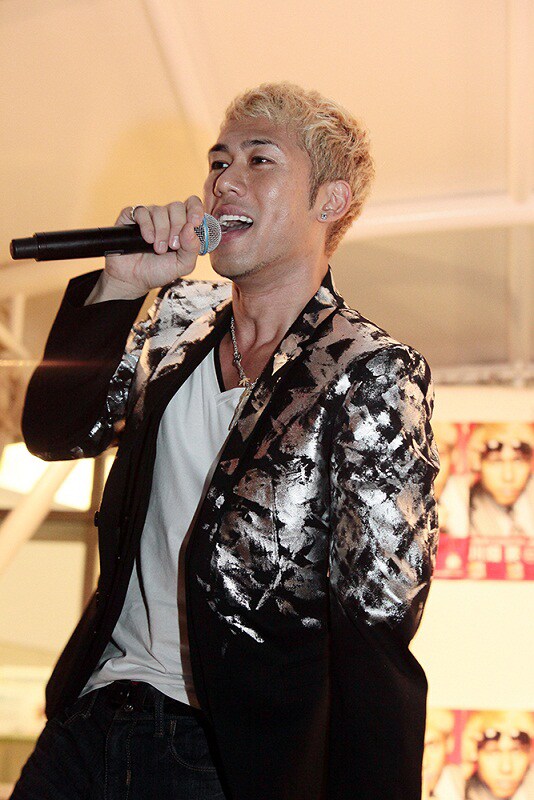 地元のファンに歌を届ける川畑要。