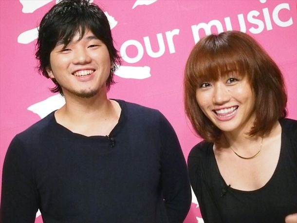 秦基博（写真左）と矢井田瞳（右）のトーク収録後のオフショット。