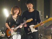 「もぎたての憂鬱」では2人ともエレキギターを演奏。