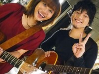 秦がボーカルを、矢井田がコーラスを務めた「Dear Mr.Tomorrow」収録の様子。