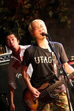 清水泰次（B）の後ろでおどける増子直純（Vo）。