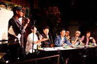 3日目のトーク＆ライブ「40代しゃべり場」の様子。