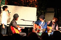 3日目のトーク＆ライブ「40代しゃべり場」の様子。