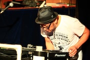 DJプレイを披露する坂詰克彦。老眼のためCDJのモニター表示がよく見えない。