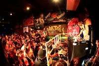 DJプレイを披露する上原子友康。