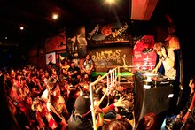 DJプレイを披露する上原子友康。