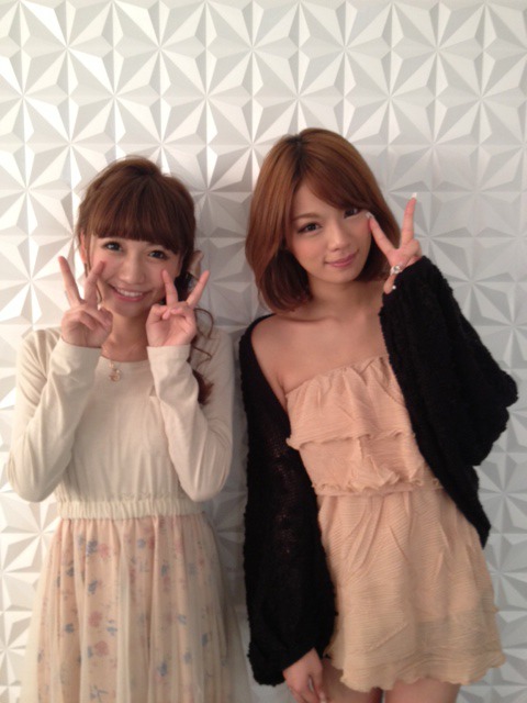 桃（写真左）と福田桃代（写真右）。