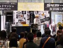 マルイシティ渋谷で熱唱するハンサムケンヤ。