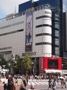 渋谷109MEN'S正面壁面の懸垂幕。