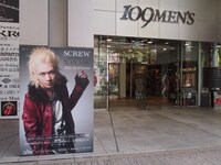 渋谷109MEN'Sの1階正面入り口柱壁面。