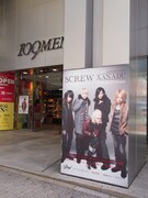 渋谷109MEN'Sの1階正面入り口柱壁面。