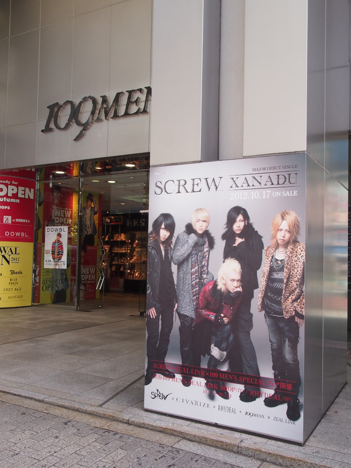 渋谷109MEN'Sの1階正面入り口柱壁面。