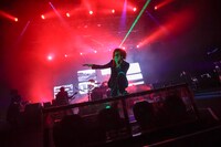 写真は10月8日の横須賀公演の模様。