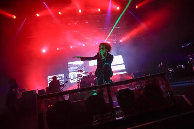 写真は10月8日の横須賀公演の模様。